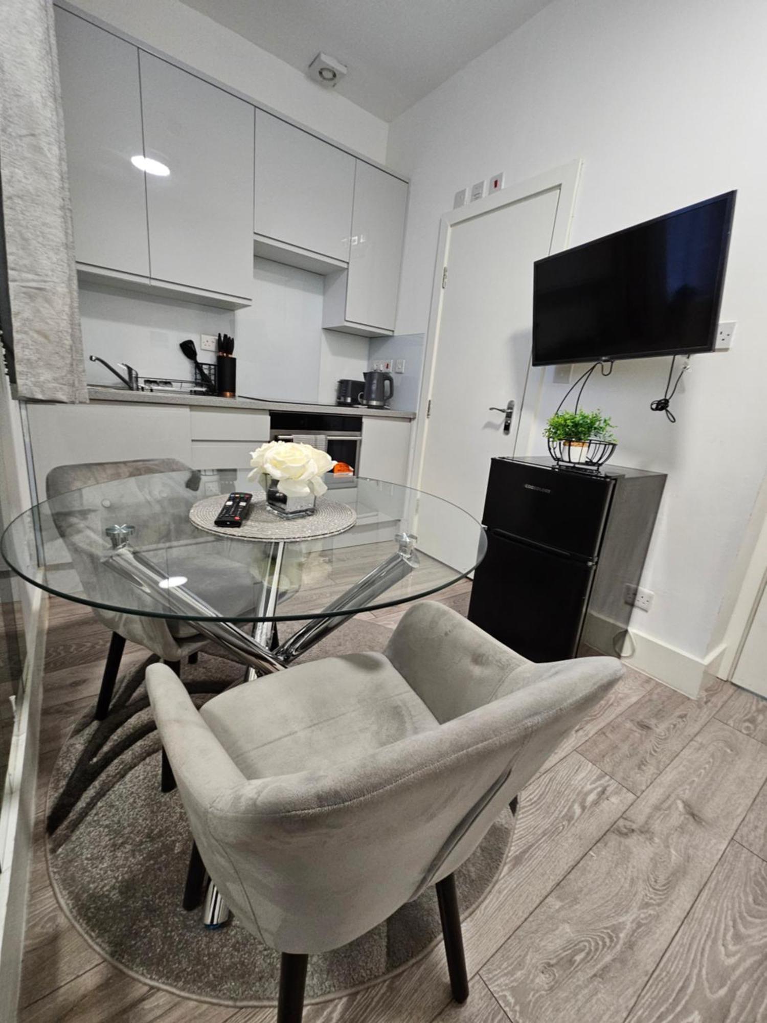 Large Studio Apartment 30 Mins To Oxford Street Лондон Екстериор снимка